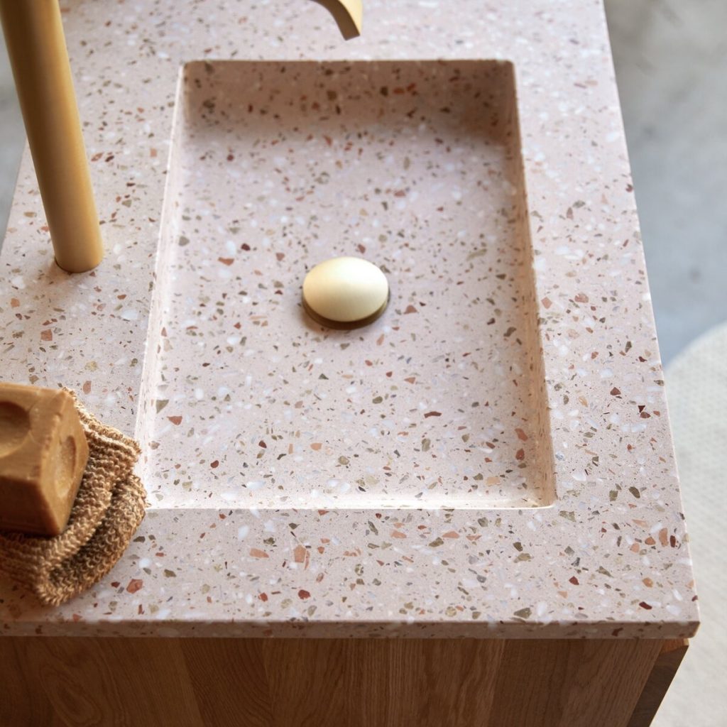 NOVA tölgyfa fürdőszobaszekrény pink prémium terrazzo mosdóval 120