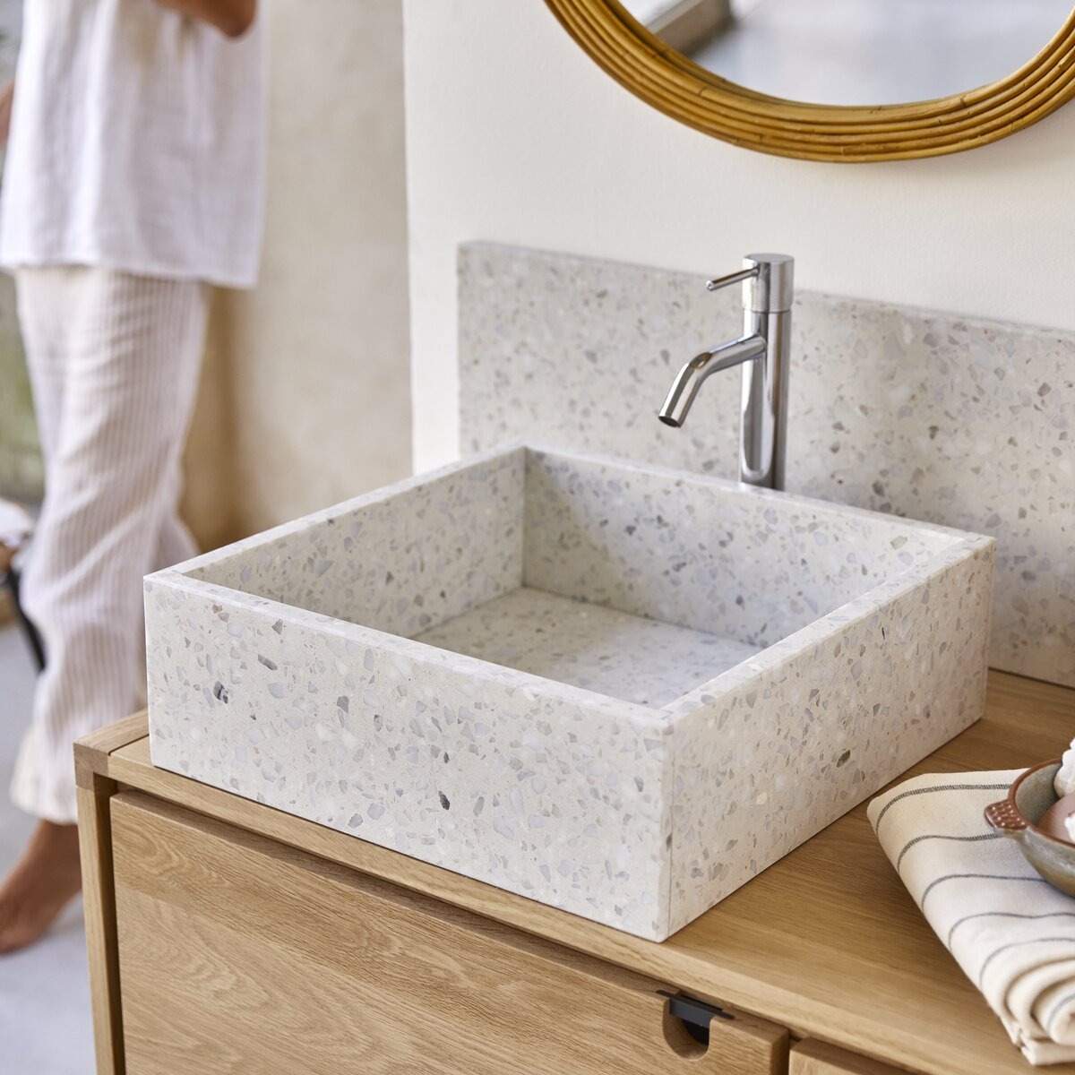 MADE prémium terrazzo mosdó holdkő 40×40